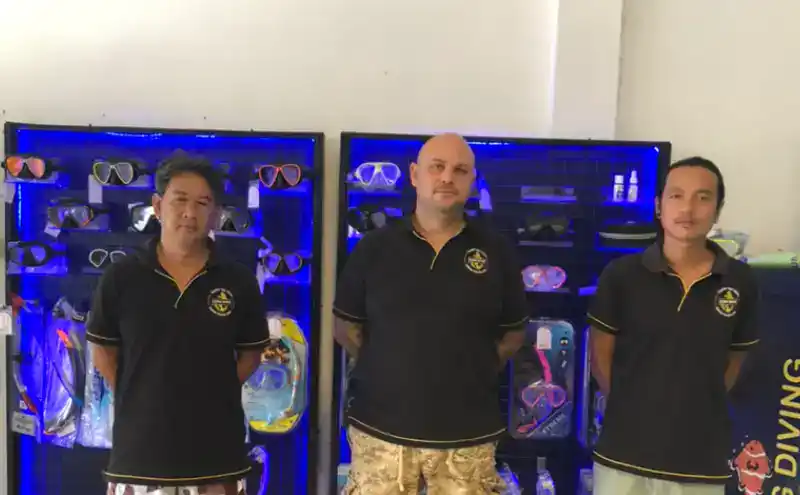 Chang Diving Center Team bereit, dir bei Buchungen und Zahlungen zu helfen