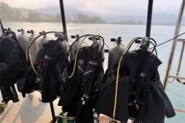 Taucher richten Ausrüstung sicher auf dem Deck eines Tauchboots in Koh Chang ein