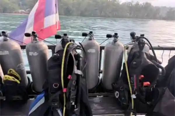 Organisierte Tauchausrüstung und Vorbereitung auf einem Koh-Chang-Tauchboot