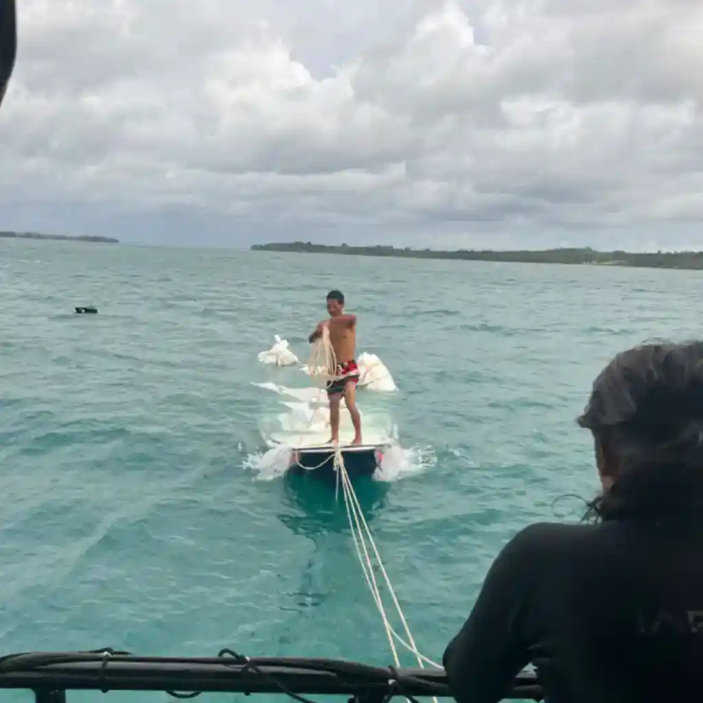 Speedboat tilted during lifting