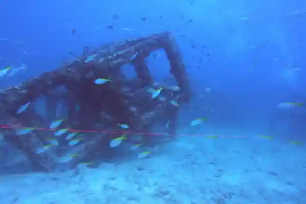 Taucher beim Durchführen einer quadratischen Navigationsmuster mit Kompass