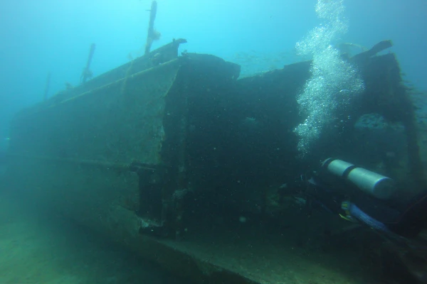 Unterwasser-Navigationsübung mit natürlichen Referenzen und Riff-Konturen