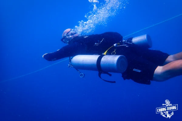 Sidemount-Taucher zeigt verbesserten Trimm und Auftriebskontrolle mit seitlich montierten Tanks