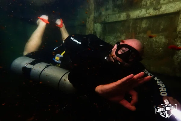 Sidemount-Tauch-Setup mit stromlinienförmiger Ausrüstungskonfiguration und Redundanzsystemen